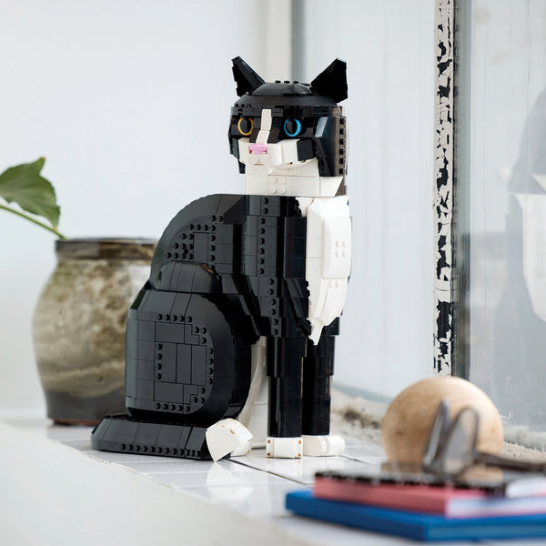 LEGO® Ideas Tuxedo Cat