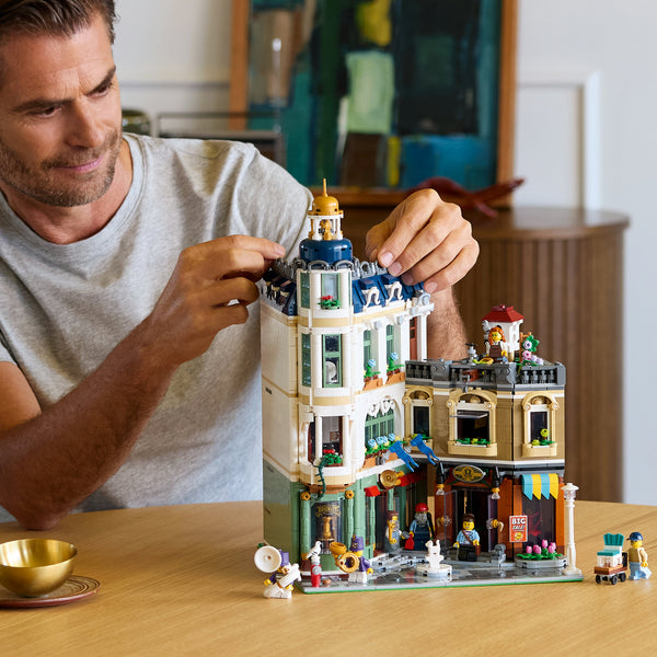 LEGO® Icons Shopping Street