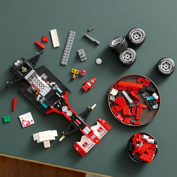 LEGO® Icons Ferrari F2004 & Michael Schumacher