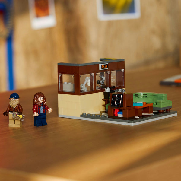 LEGO® Icons Stranger Things: WSQK Radio Station