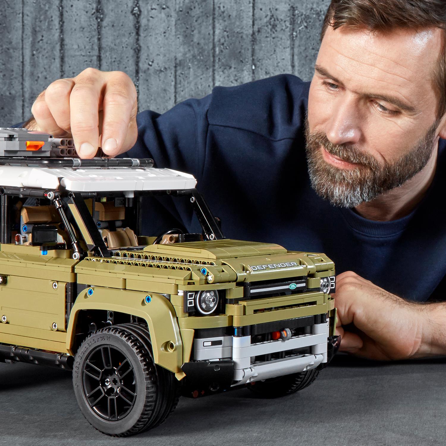 Lego technic store range rover defender